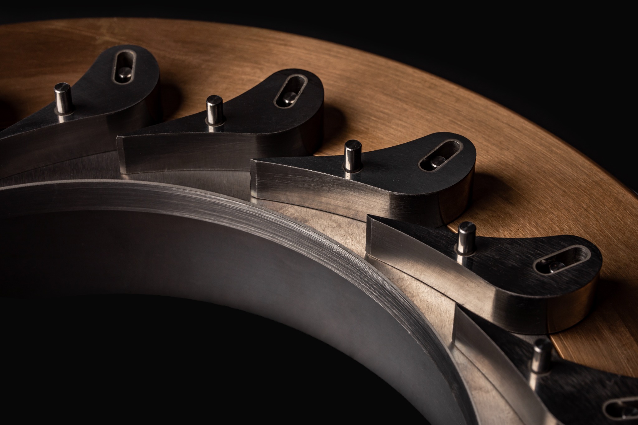 Flow-regulating turbomachine component